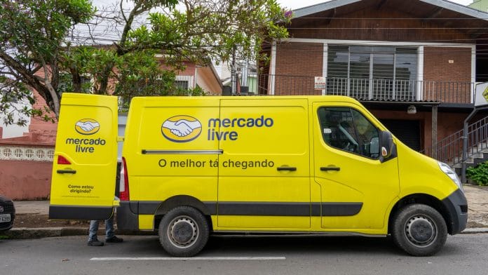 Van do Mercado Livre entrega produtos comprados pela internet