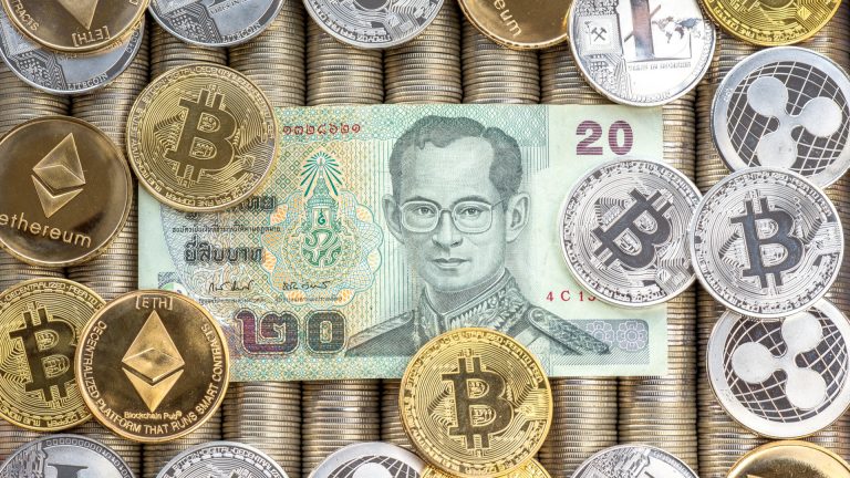 Criptomoedas e nota da moeda da Tailândia, o Baht.
