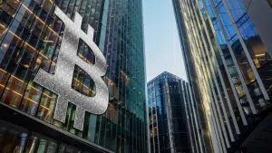 Logotipo do Bitcoin em fachada de Banco.