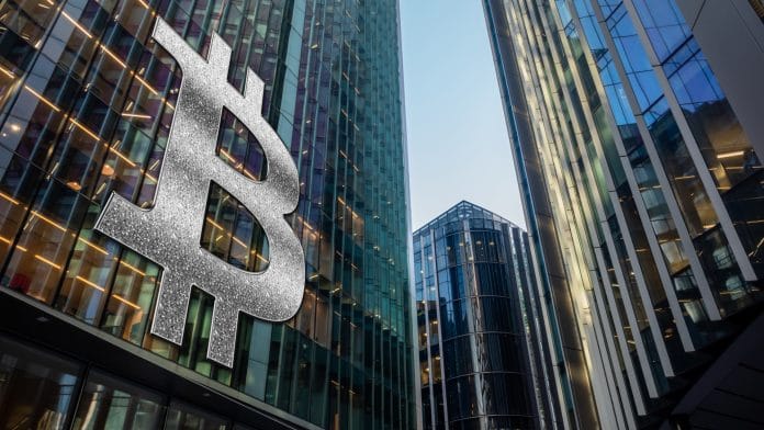 Logotipo do Bitcoin em fachada de Banco.