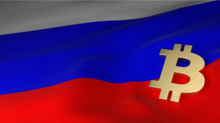 Bandeira da Rússia e símbolo da criptomoeda Bitcoin.