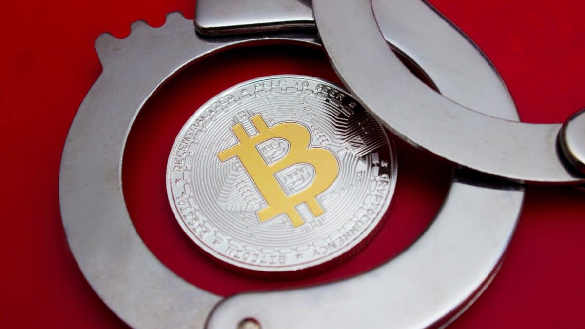Moeda física de Bitcoin entre algema.