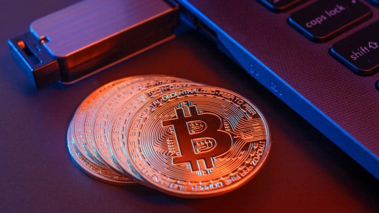 Bitcoin, notebook e carteira de hardware.