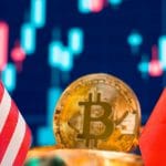Bandeiras dos EUA e Rússia com criptomoeda ao centro.