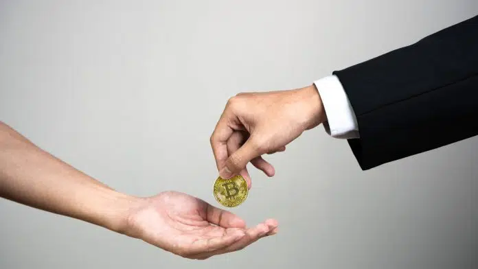 Empresário dando bitcoin para outra pessoa. Doações de criptomoedas e bitcoin