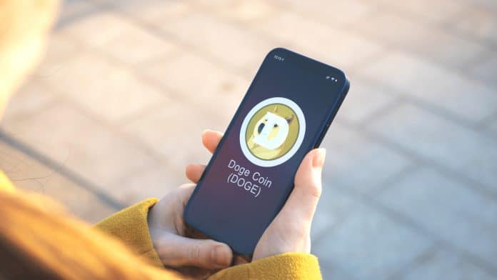 Ucraniana segurando celular com carteira de Dogecoin (DOGE)