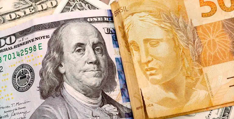 dólar americano junto ao real brasileiro