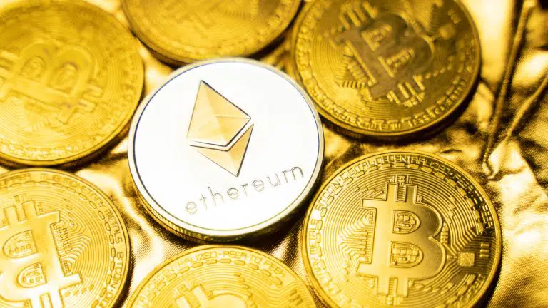 Moeda de Ethereum em destaque entre moedas de Bitcoin.