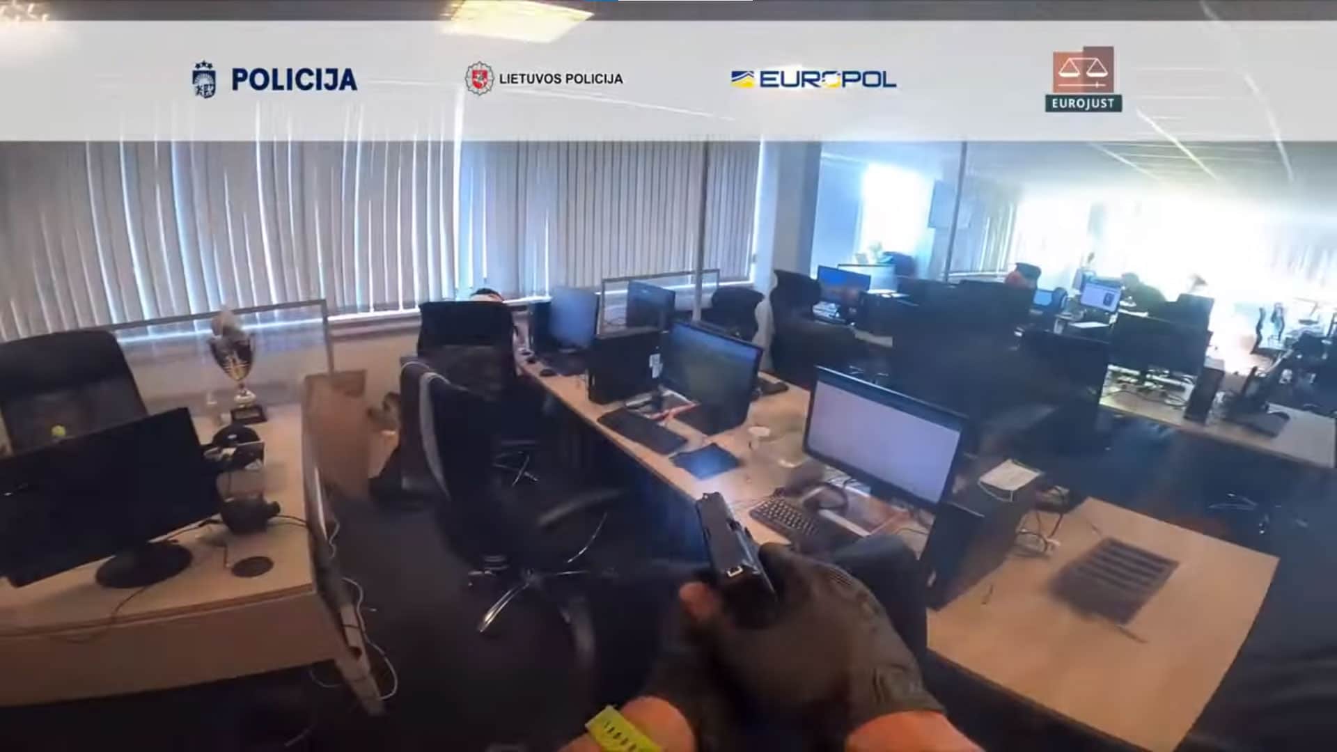 Vídeo mostra polícia prendendo mais de 100 suspeitos de aplicar golpes com criptomoedas