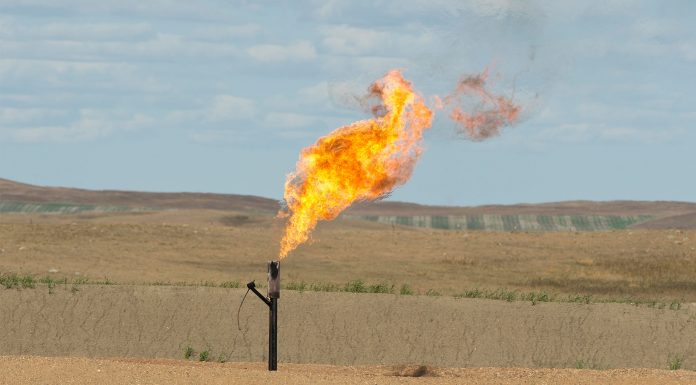 Queima de gás natural na Dakota do Norte.