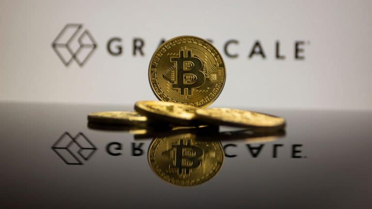 Logotipo da Grayscale com moedas de Bitcoin.