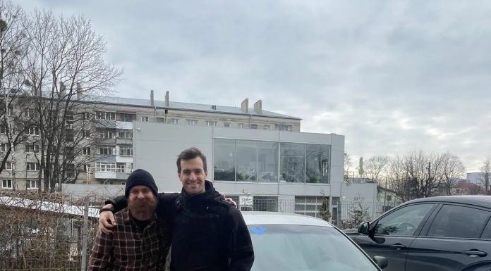 Jornalistas com carro comprado com Bitcoin para fugir da Ucrânia.
