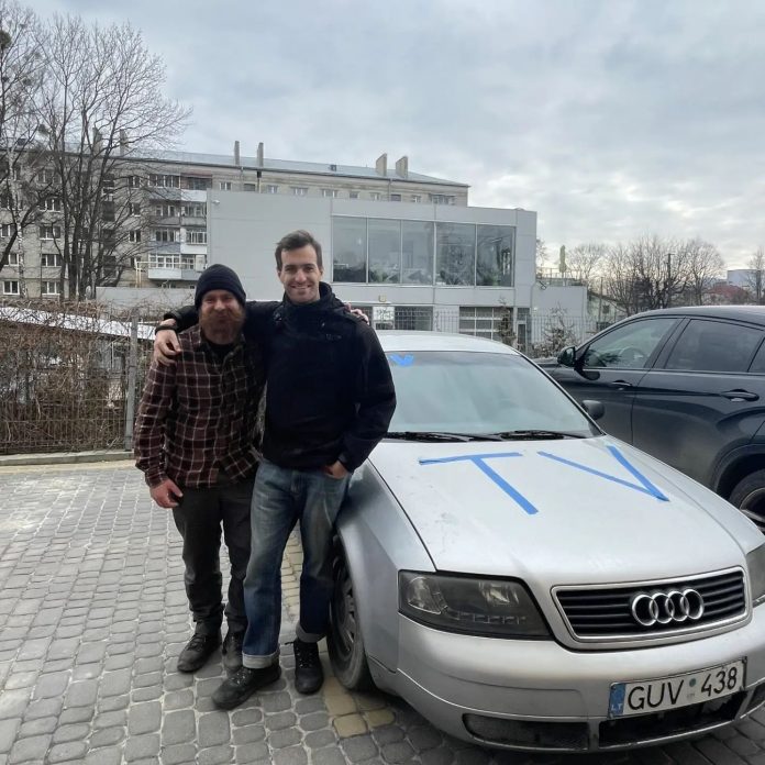 Jornalistas com carro comprado com Bitcoin para fugir da Ucrânia.
