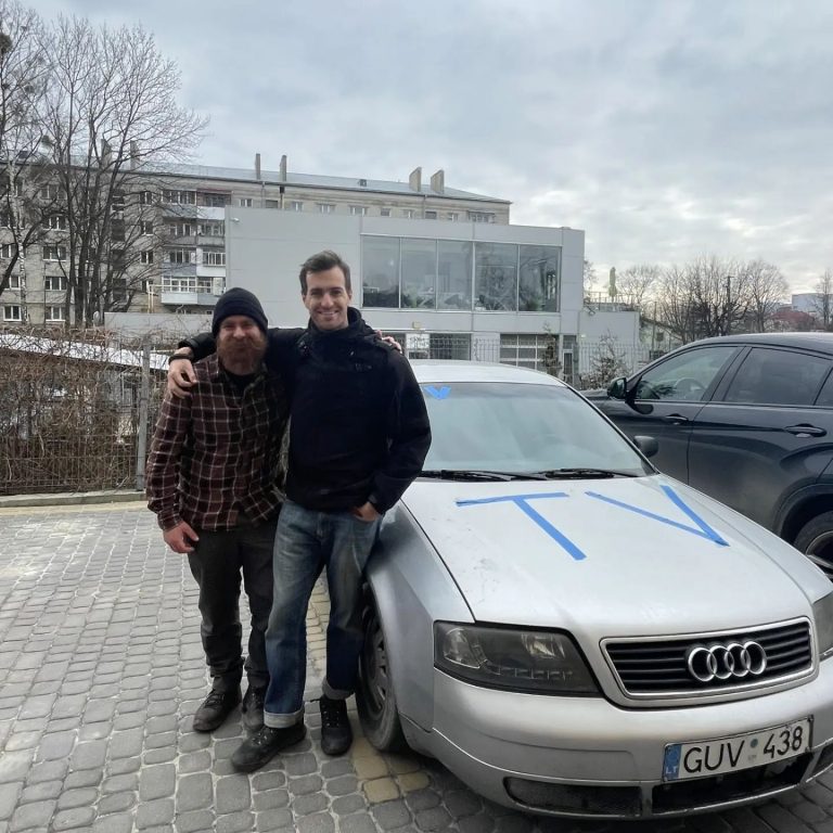 Jornalistas com carro comprado com Bitcoin para fugir da Ucrânia.