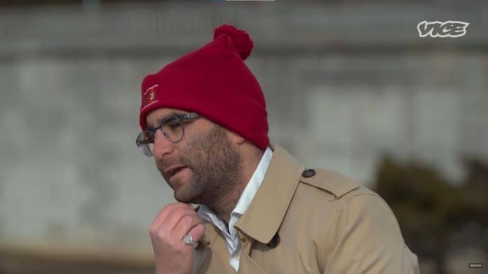 Charlie Shrem, famoso investidor de Bitcoin, em conversa com a Motherboard. Fonte: YouTube / Reprodução.