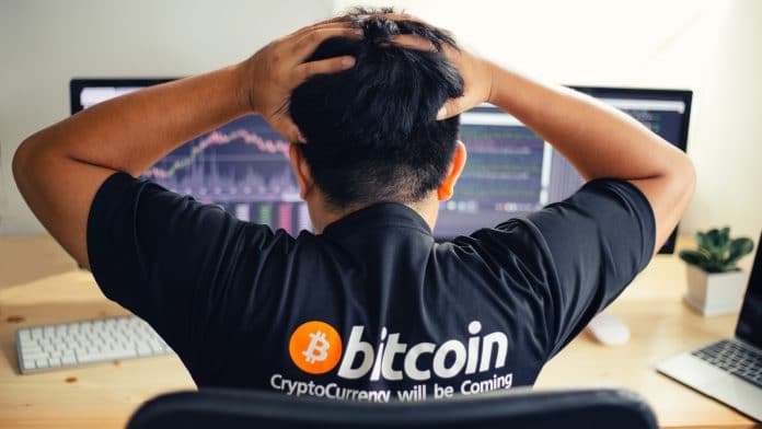 Investidor de criptomoedas apavorado.
