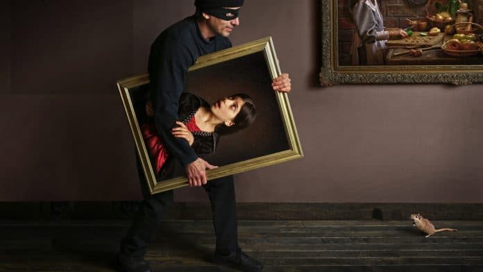 Ladrão roubando obra de arte.