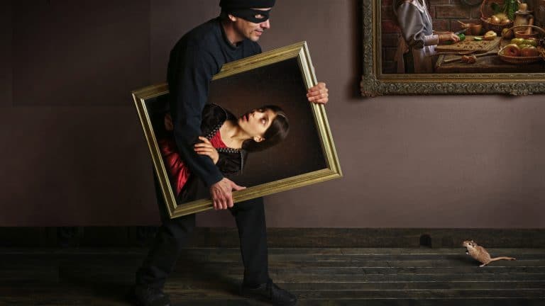 Ladrão roubando obra de arte.