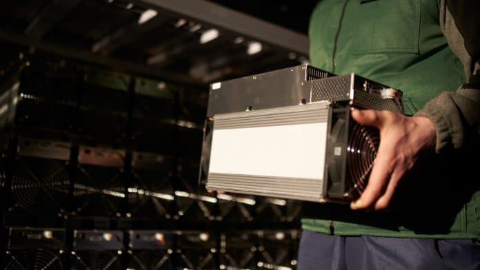 Minerador de Bitcoin carregando uma ASIC.