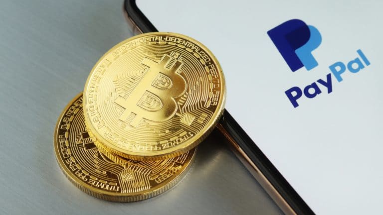 Moedas de Bitcoin e aplicativo do PayPal.
