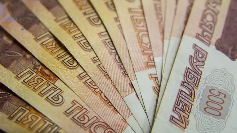 Rússia anuncia confisco de dinheiro guardado “ilegalmente” em bancos