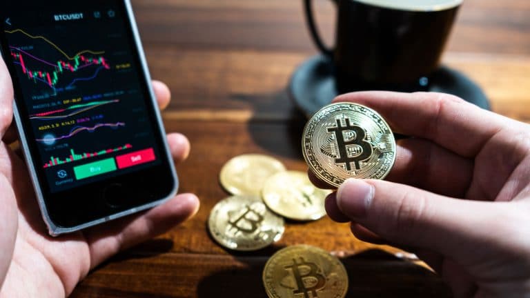 Preço do Bitcoin na tela do celular.