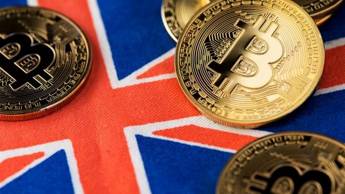 Criptomoedas sobre bandeira do Reino Unido.