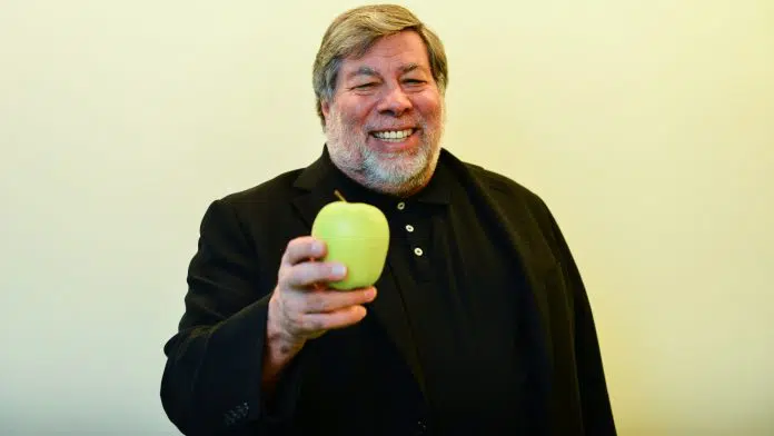 Cofundador da Apple, Steve Wozniak, segurando uma maça.