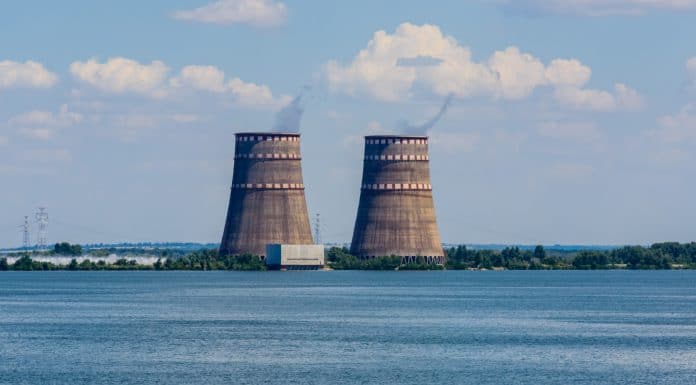 Torres de resfriamento da usina nuclear de Zaporizhzhia, na Ucrânia.