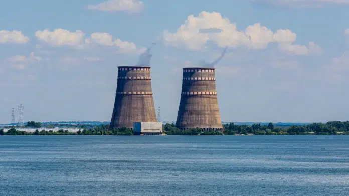 Torres de resfriamento da usina nuclear de Zaporizhzhia, na Ucrânia.