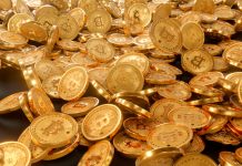 Muitas moedas de Bitcoin.