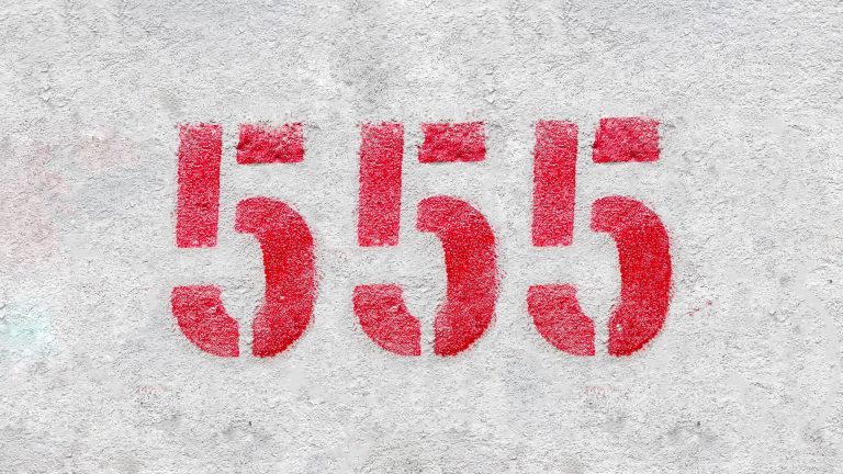 Número 555 em uma parede.