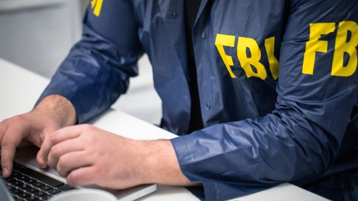 Agente do FBI em computador