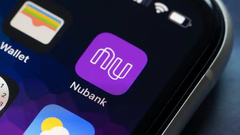 Aplicativo de conta do Nubank ao lado de wallet em celular