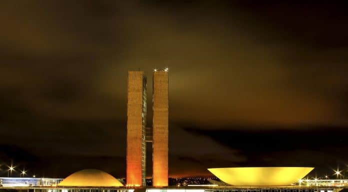 As cúpulas e os edifícios principais do Congresso Nacional estão iluminados de laranja Senado Federal e Câmara dos Deputados no Brasil aprovação lei