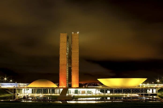 As cúpulas e os edifícios principais do Congresso Nacional estão iluminados de laranja Senado Federal e Câmara dos Deputados no Brasil aprovação lei