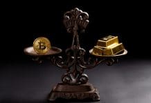 Balança com Bitcoin e ouro