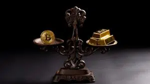 Balança com Bitcoin e ouro