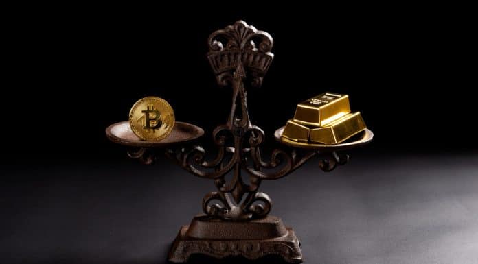 Balança com Bitcoin e ouro