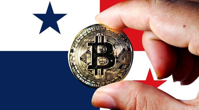 Bandeira do Panamá ao fundo com mão segurando Bitcoin na frente