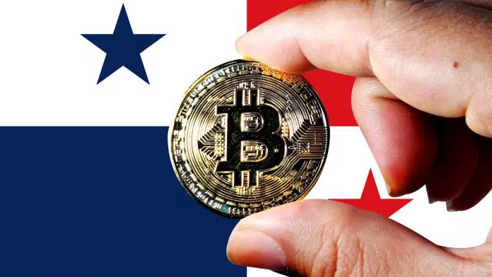 Bandeira do Panamá ao fundo com mão segurando Bitcoin na frente