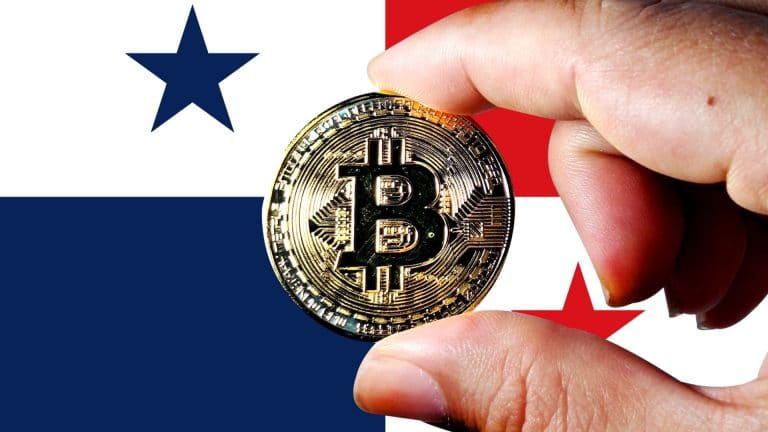 Bandeira do Panamá ao fundo com mão segurando Bitcoin na frente