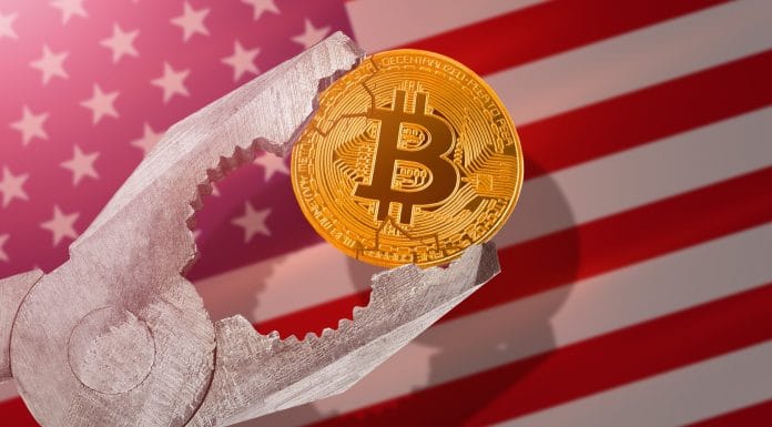 Bandeira dos EUA ao fundo com criptomoeda Bitcoin sob pressão na frente