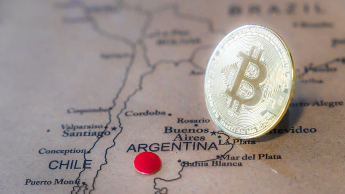 Bitcoin ao lado do mapa da Argentina e Buenos Aires
