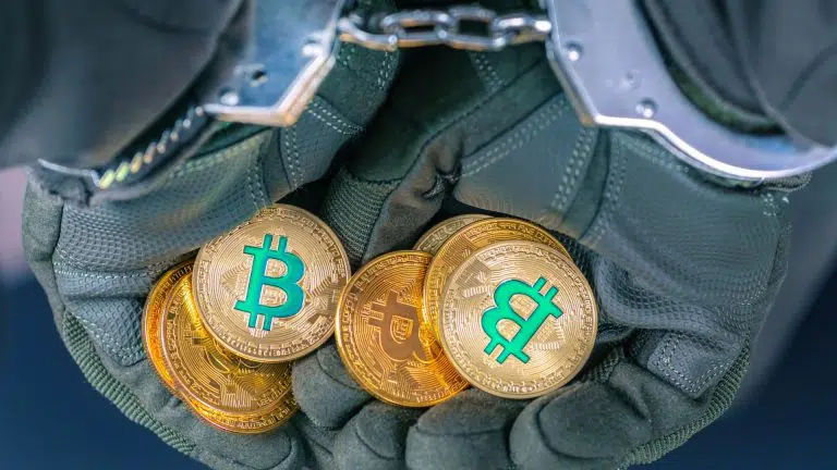 Bitcoin em mãos de pessoa presa