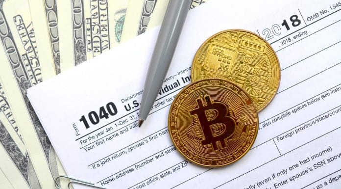 Bitcoin sobre ficha de declaração de imposto e Dólar
