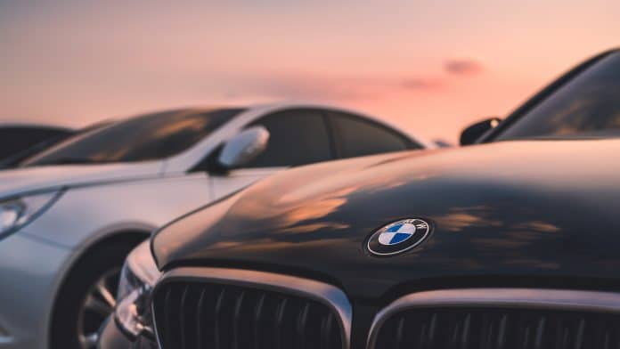 Carro BMW no pôr do sol