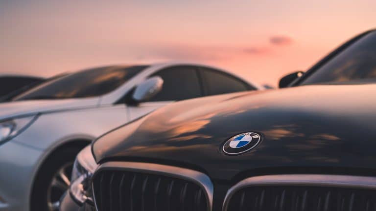 Carro BMW no pôr do sol