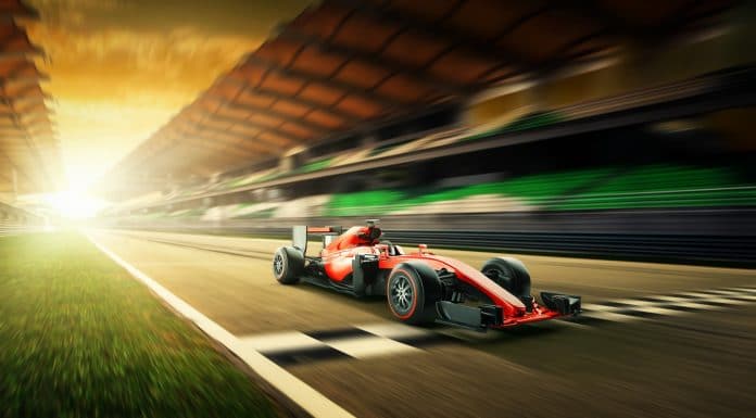 Carro virtual de corrida da Fórmula 1 na linha de chegada