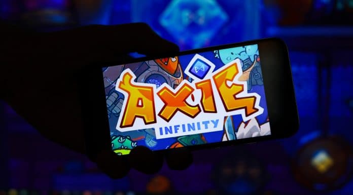 Celular com imagem do Axie Infinity, da empresa Sky Mavis